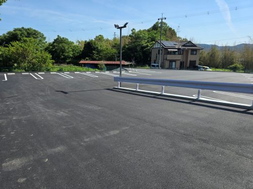 大きい車向け駐車場(入口)